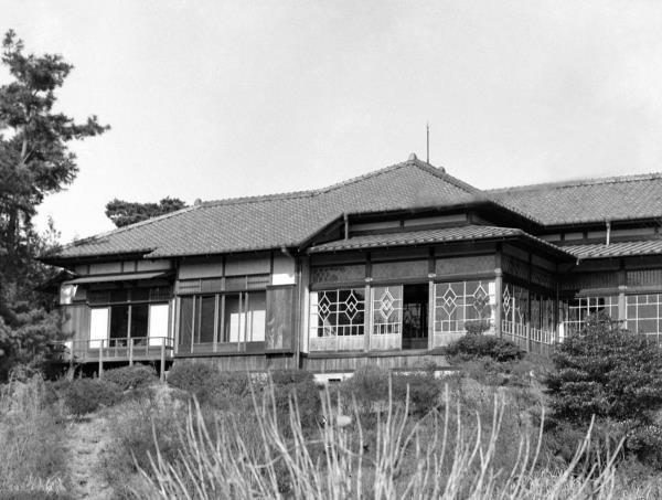 Tekigaiso on Dec. 17, 1945, the day after Prince Ko<em></em>noe took his own life at the property. On Dec. 16, he had been due to report to Allied Occupation authorities to answer charges of war crimes. | KYODO<em></em>
