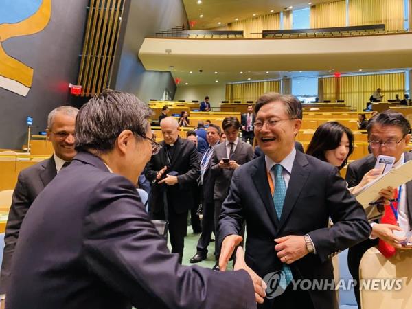 South Korean Ambassador to the United Nations Hwang Joon-kook (R) is co<em></em>ngratulated by his Japanese counterpart, Kimihiro Ishikane, after South Korea was elected as a no<em></em>npermanent member of the 15-member United Nations Security Council for a two-year term starting on Jan. 1, 2024, in a vote at the U.N. General Assembly in New York on June 6, 2023. (Yonhap)