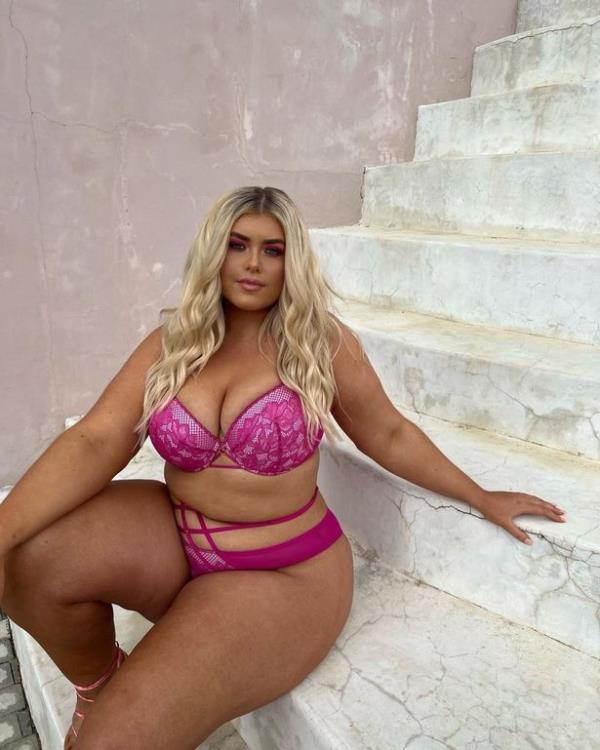 18码的模特将曲线倾注在超级性感的内衣上，被称为“身材目标”