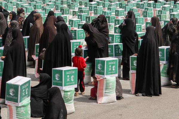 Afghan women gather around aid parcels co<em></em>ntaining food items in Herat, Afghanistan, on Wednesday.  | AFP-JIJI