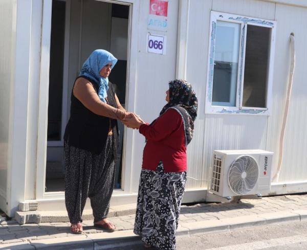 Quake survivors visit graves of their loved o<em></em>nes on Eid