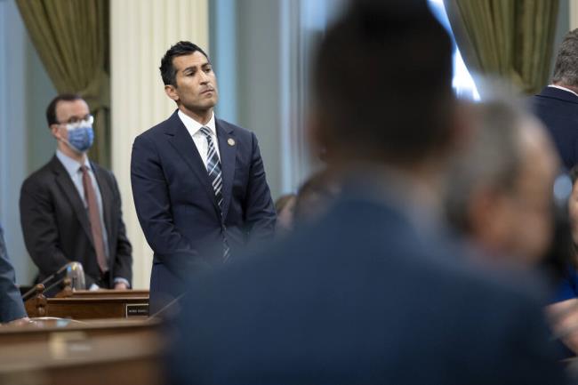 Democratic Assemblymember Robert Rivas on the floor on May 31, 2022. Photo by Miguel Gutierrez Jr., CalMatters