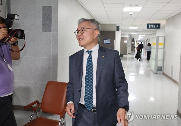 Former lawmaker, Choe Kang-wook walks in the hallway of the Natio<em></em>nal Assembly building in Seoul, in this file photo taken Sept. 18, 2023. (Yonhap)