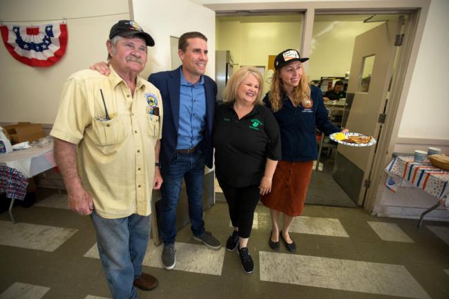 在圣罗莎汽车展上表彰老兵，煎饼早餐