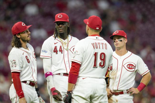 Cincinnati Reds' Jo<em></em>nathan India (6), Elly De La Cruz (44) Joey Votto (19) and Matt McLain, right, huddle during a pitching change in the eighth inning of a ba<em></em>seball game against the San Francisco Giants, Monday, July 17, 2023, in Cincinnati. (AP Photo/Jeff Dean)