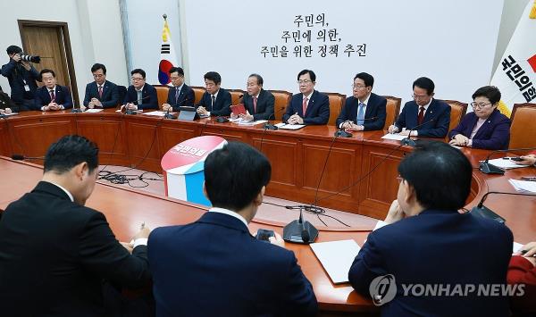 Lawmakers from the ruling People Power Party attend a party meeting at the Natio<em></em>nal Assembly in Seoul on Dec. 5, 2023. (Yonhap)