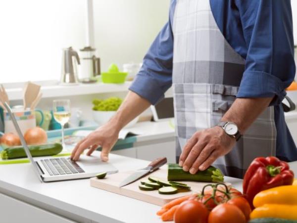 man learning to cook o<em></em>nline when bored