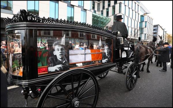 Crowds gather on Pearse St. for Shane MacGowan as he passes by.<em></em>
Photo by Steve Humphreys<em></em>
8th December 2023.