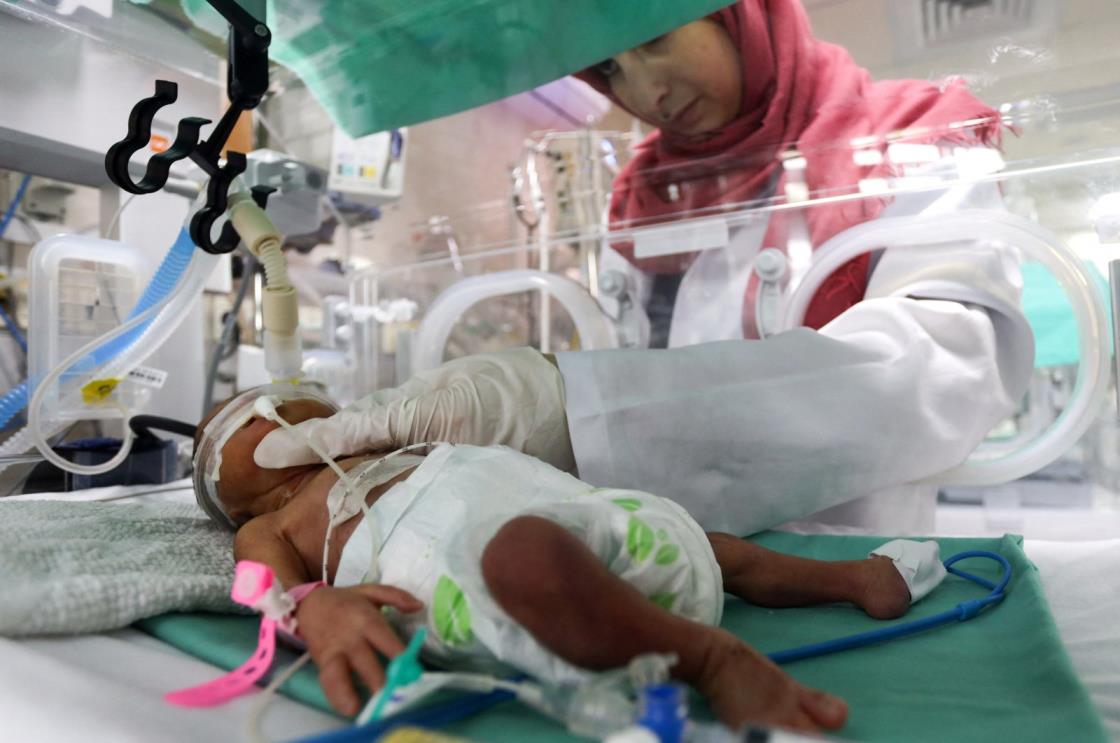 A medical worker assists a premature Palestinian baby who lies in an incubator at the maternity ward of Shifa Hospital, which according to health officials is a<em></em>bout to shut down as it runs out of fuel and power, as the co<em></em>nflict between Israel and the Palestinian Islamist group Hamas continues, Gaza City, Palestine, Oct. 22, 2023. (Reuters Photo)