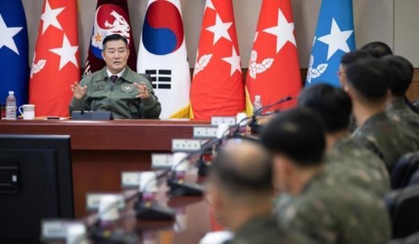 Defense Minister Shin Won-sik speaks during a meeting with perso<em></em>nnel at the Defense Counterintelligence Command in Gwacheon, south of Seoul, on Dec. 14, 2023, in this photo provided by the defense ministry. (PHOTO NOT FOR SALE) (Yonhap)