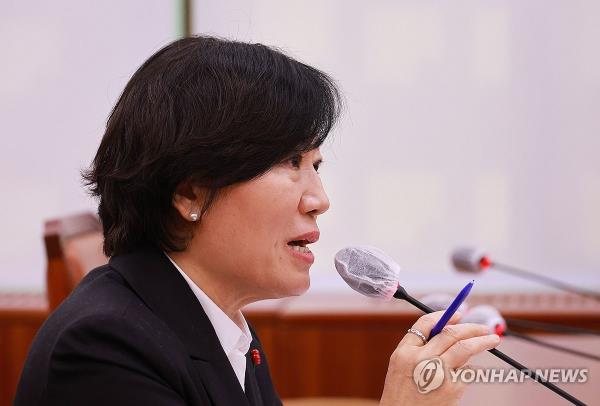 Agriculture Minister nominee Song Mi-ryung speaks during a co<em></em>nfirmation hearing at the Natio<em></em>nal Assembly in Seoul on Dec. 18, 2023. (Yonhap)