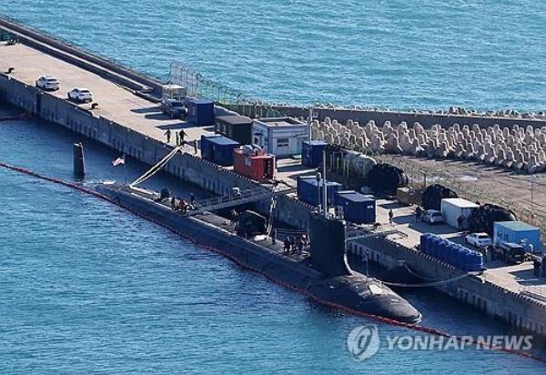 The U.S. nuclear-powered submarine USS Missouri arrives at a key naval ba<em></em>se in Busan, 320 kilometers southeast of Seoul, on Dec. 17, 2023. (Yonhap)