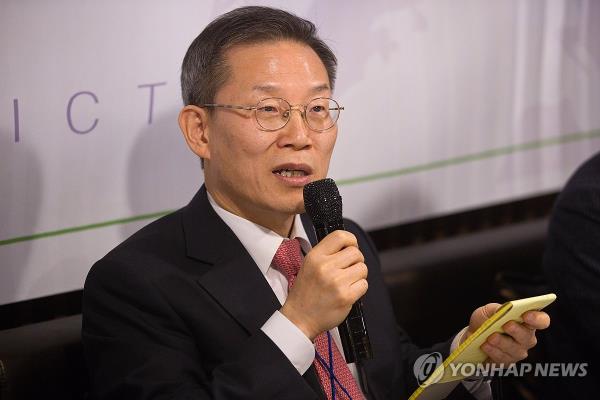 Science Minister Lee Jong-ho answers reporters' questions at a press co<em></em>nference held in the central city of Sejong on Dec. 18, 2023, in this photo provided by his ministry. (PHOTO NOT FOR SALE) (Yonhap)