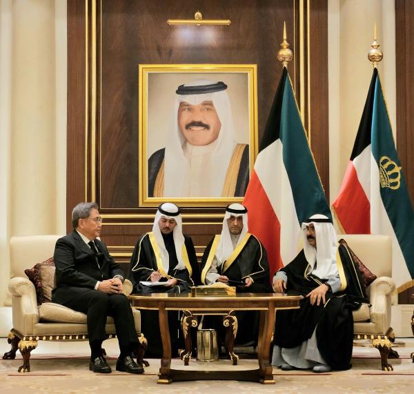 Foreign Minister Park Jin (L) speaks to Kuwait's new emir, Mishal Al Ahmed Al Jaber Al Sabah (R), during a meeting in the Middle Eastern state on Dec. 18, 2023, in this photo provided by Park's office. Park led a co<em></em>ndolence delegation to Kuwait to pay respects to late Kuwaiti leader, Nawaf Al Ahmed Al Jaber Al Sabah. (PHOTO NOT FOR SALE) (Yonhap) 