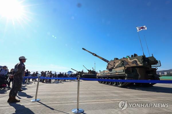 Visitors look at weapons displayed at the Seoul Internatio<em></em>nal Aerospace & Defense Exhibition (ADEX) 2023 at the Seoul Air ba<em></em>se in Seongnam, south of Seoul, on Oct. 17, 2023. (Yonhap)