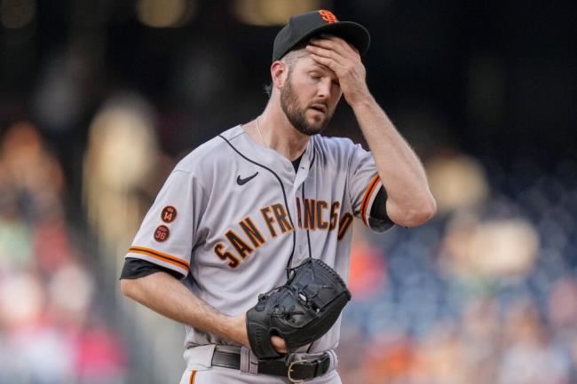 San Francisco Giants starter Alex Wood wipes his face between pitches during the first inning against the Natio<em></em>nals on Friday, July 21, 2023, in Washington. (Alex Brandon / ASSOCIATED PRESS)