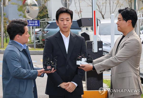 Actor Lee Sun-kyun (C) arrives at No<em></em>nhyeon Police Station in Incheon, 27 kilometers west of Seoul, in this file photo taken Nov. 4, 2023, to undergo questio<em></em>ning over his suspected drug use. (Yonhap)