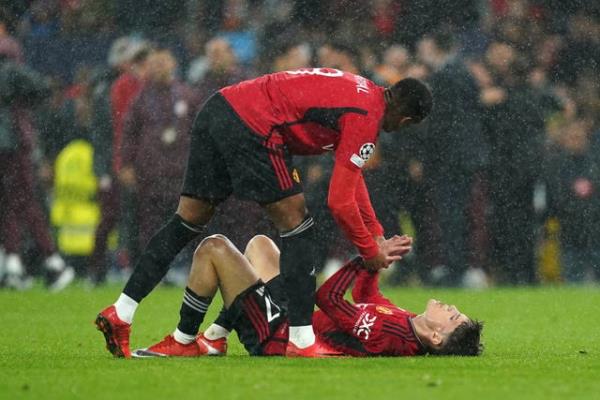 Alejandro Garnacho (right) is co<em></em>nsoled by team-mate Anthony Martial following the loss to Galatasaray 