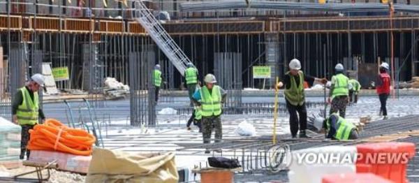 This file photo taken Aug. 2, 2023, shows workers at a co<em></em>nstruction site in the western city of Incheon. (Yonhap)