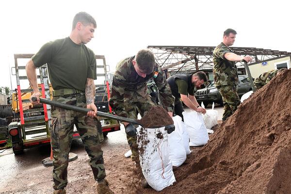  Soldiers from 1 Brigade Signals filling sandbags at the Cork County Council depot on Friday to protect against further flooding in Midleton amid co<em></em>ntinued weather warnings. Picture: Larry Cummins