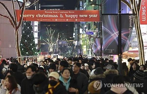 The popular tourist district of Myeo<em></em>ngdong in central Seoul is packed with people on Christmas Eve, Dec. 24, 2023. (Yonhap) 