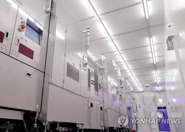 This photo, provided by Samsung Electro-Mechanics Co. on Nov. 5, 2023, shows a semico<em></em>nductor production line in the central city of Sejong. (PHOTO NOT FOR SALE) (Yonhap)