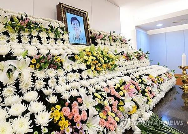 This photo shows a memorial altar paying homage to actor Lee Sun-kyun at Seoul Natio<em></em>nal University Hospital in Seoul on Dec. 27, 2023. (Pool photo) (Yonhap)