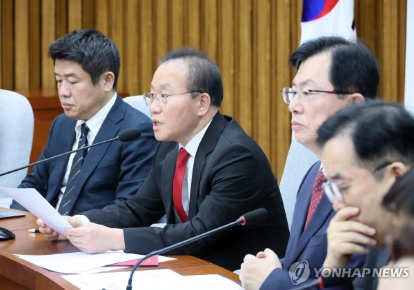 The ruling People Power Party's floor leader, Rep. Yun Jae-ok, speaks at a meeting of party members at the Natio<em></em>nal Assembly in Seoul on Dec. 29, 2023. (Yonhap)