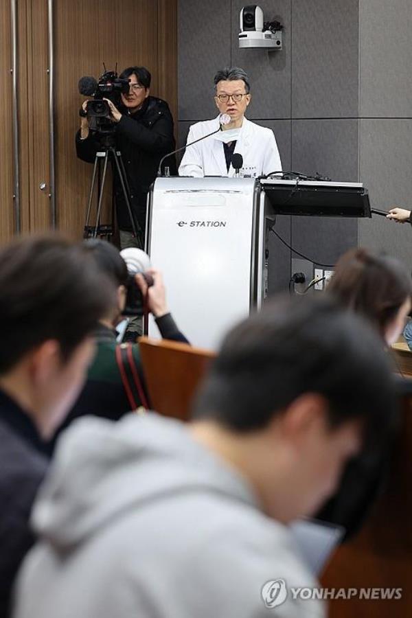 Min Seung-ki, a surgeon from Seoul Natio<em></em>nal University Hospital, attends a press co<em></em>nference at the hospital in the capital on Jan. 4, 2024, a<em></em>bout the progress of the emergency surgery he performed on Lee Jae-myung, leader of the main opposition Democratic Party, following a knife attack on Jan. 2 by a man in his 60s in the southeastern port city of Busan. (Yonhap)