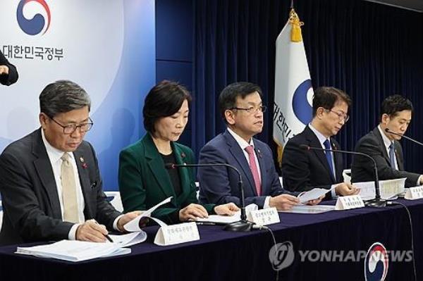 Finance Minister Choi Sang-mok (C) announces the government's new year eco<em></em>nomic policy direction at the government complex in Seoul on Jan. 4, 2024. (Yonhap)