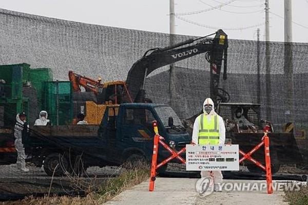 A quarantine official blocks a road leading to a duck farm in Muan, a<em></em>bout 290 kilometers south of Seoul, in this file photo taken Dec. 6, 2023, after a highly pathogenic H5 strain of avian influenza was detected there. (Yonhap)