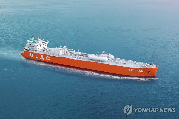 This undated file photo provided by HD Korea Shipbuilding & Offshore Engineering Co. shows a very large ammo<em></em>nia carrier in the sea. (PHOTO NOT FOR SALE) (Yonhap)