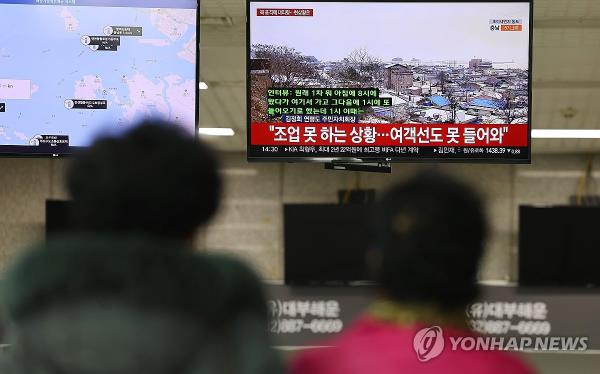 Passengers watch a news report at the Incheon Coastal Passenger Terminal in the western port city of Incheon on Jan. 5, 2024. Residents of the front-line islands of Yeo<em></em>npyeong and Baengnyeong were advised to take shelter after North Korea fired a barrage of artillery shells near the western maritime border. (Yonhap)