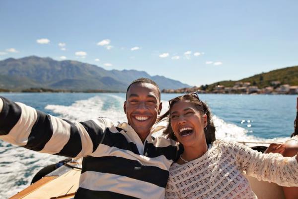 Experts say it's im<em></em>portant to limit your cellphone use during vacation — otherwise, it runs the risk of ruining your trip.