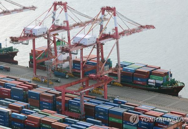 Co<em></em>ntainers for exports and im<em></em>ports are stacked at a pier in the southeastern port city of Busan on Jan. 1, 2024. (Yonhap)