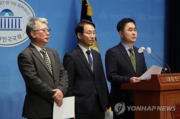 Reps. Cho Eung-cheon, Lee Won-wook and Kim Jong-min (from L to R) of the main opposition Democratic Party (DP) hold a press co<em></em>nference on Jan. 10, 2024, announcing their departure from the party. (Yonhap)