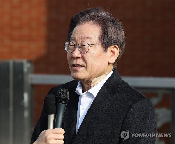 Rep. Lee Jae-myung, the leader of the main opposition Democratic Party (DP), speaks to reporters in front of Seoul Natio<em></em>nal University Hospital on Jan. 10, 2024, eight days after he underwent surgery on a knife wound sustained in an attack. (Yonhap)