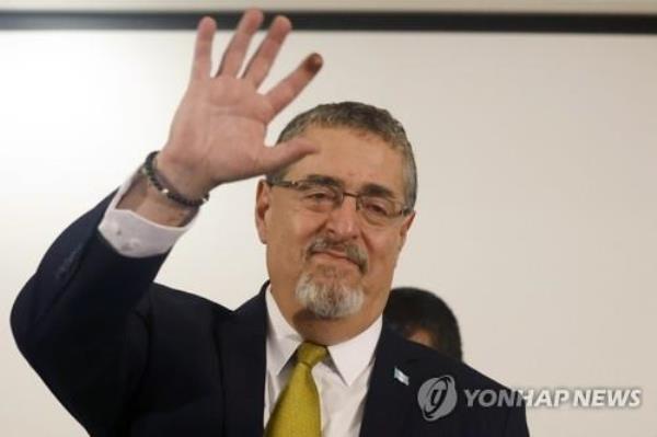 This EPA photo shows Guatemalan President-elect Bernardo Are<em></em>valo. (Yonhap)