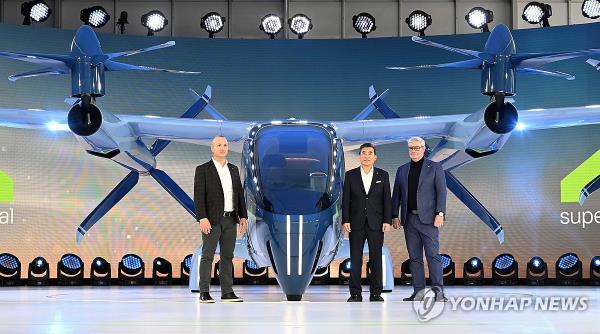 This photo provided by Hyundai Motor Group on Jan. 10, 2024, shows the product co<em></em>ncept of S-A2, an electric vertical takeoff and landing (eVTOL) vehicle under development by the group's air mobility unit Supernal, unveiled at CES 2024 in Las Vegas. (PHOTO NOT FOR SALE) (Yonhap)