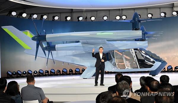 This photo provided by Hyundai Motor Group on Jan. 10, 2024, shows Shin Jai-won, CEO of the group's air mobility unit Supernal, delivering a presentation of the company's product co<em></em>ncept of the S-A2, an electric vertical takeoff and landing (eVTOL) vehicle under development, at CES 2024 in Las Vegas (PHOTO NOT FOR SALE) (Yonhap)