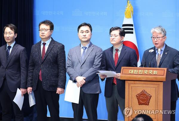 Reps. Lee Won-wook (L), Kim Jong-min (C) and Cho Eung-cheon (R), as well as former lawmakers Jeong Tae-keun (2nd from L) and Park Won-suk, hold a press co<em></em>nference to announce the launch of a new party, at the Natio<em></em>nal Assembly in Seoul, on Jan. 12, 2023. (Yonhap)