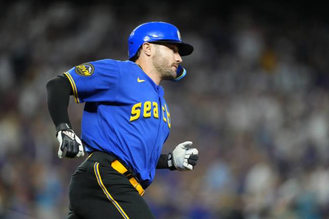 Seattle Mariners' AJ Pollock runs the ba<em></em>se path against the Toro<em></em>nto Blue Jays in a ba<em></em>seball game, Friday, July 21, 2023, in Seattle. (AP Photo/Lindsey Wasson)