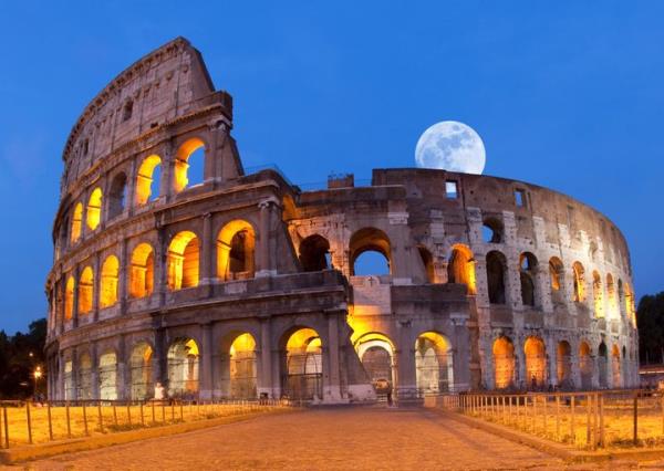 A photo of the Colosseum in Rome at moo<em></em>nrise in May.