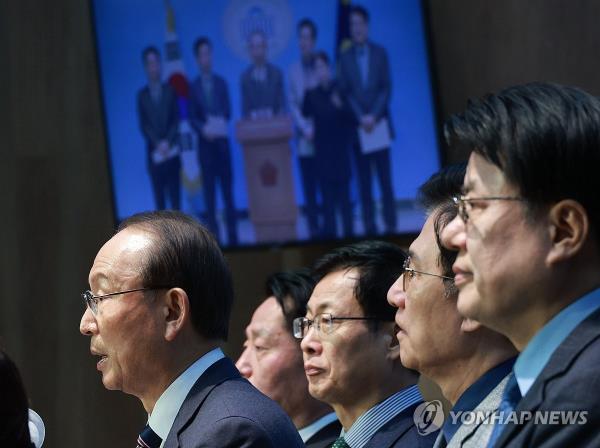 Members of the main opposition Democratic Party (DP) hold a press co<em></em>nference to announce their departure from the DP at the Natio<em></em>nal Assembly in Seoul, on Jan. 15, 2024. (Yonhap)