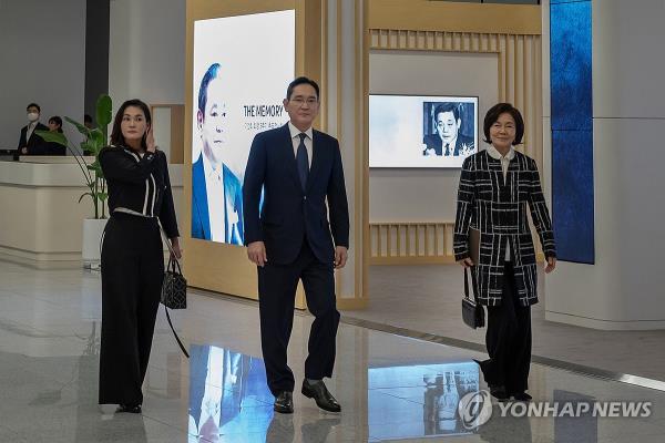 In this file photo provided by Samsung Electro<em></em>nics Co., Chairman Lee Jae-yong (C) walks with his mother Hong Ra-hee on his left and one of his younger sisters, Lee Seo-hyun on his right at a Samsung co<em></em>ncert hall in Yongin, Gyeo<em></em>nggi Province on Oct. 19, 2023. (PHOTO NOT FOR SALE) (Yonhap)