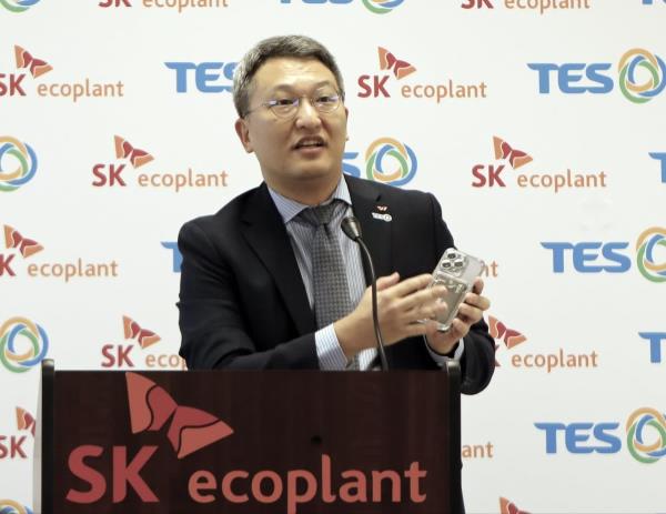 Oh Jong-hun, chief strategic officer at TES, a wholly owned electro<em></em>nics waste recycling subsidiary of SK ecoplant Co., speaks during a press event at the company's facility in Las Vegas, Nevada, on Jan. 11, 2024, in this photo provided by SK ecoplant. (PHOTO NOT FOR SALE) (Yonhap)