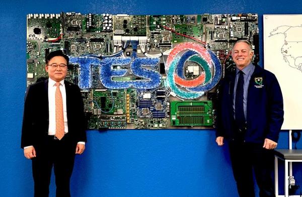 SK ecoplant Co. CEO Park Kyung-il (L) and Gov. of Nevada Joe Lombardo pose for a photo at the company's electro<em></em>nics waste recycling subsidiary TES plant in Las Vegas, Nevada, on Jan. 14, 2024, in this photo provided by the company. (PHOTO NOT FOR SALE) (Yonhap)