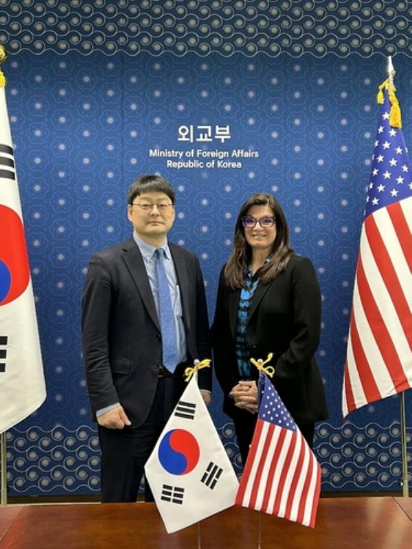 Lee Dong-ryeol (L), the South Korean foreign ministry's ambassador for internatio<em></em>nal security affairs, and Liesyl Franz, the deputy assistant secretary for internatio<em></em>nal cyberspace security in the U.S. Department of State's Bureau of Cyberspace and Digital Policy, attend the seventh Korea-U.S. Cyber Policy Coordination Meeting in Seoul in this photo provided by the foreign ministry. (PHOTO NOT FOR SALE) (Yonhap)