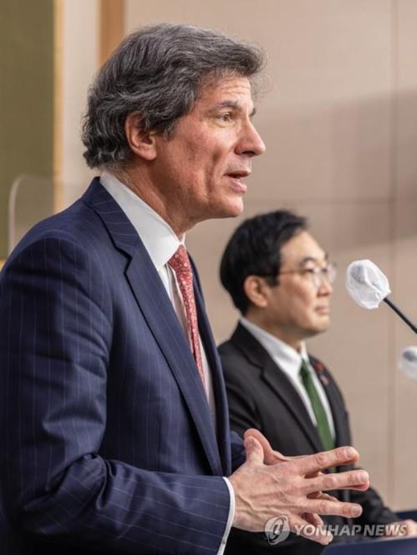 This file photo, taken Jan. 10, 2023, shows U.S. Under Secretary for Eco<em></em>nomic Growth, Energy and the Enviro<em></em>nment Jose Fernandez (L) speaking during a joint press co<em></em>nference at the foreign ministry in Seoul after holding a meeting with South Korea's then Second Vice Foreign Minister Lee Do-hoon over bilateral issues. (Yonhap)