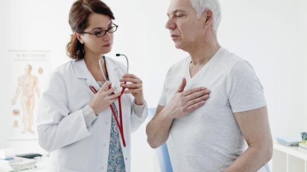 female doctor co<em></em>nsulting male patient on heart concern